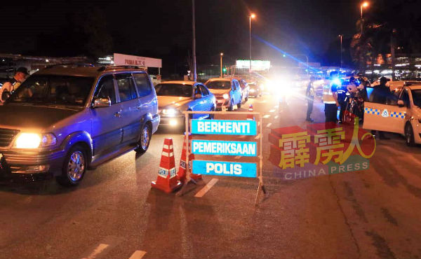 怡保警方在梁文水路设路障展开“醉驾行动”，以取缔醉驾者。