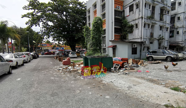 怡保市政厅置放了大型垃圾桶,唯垃圾桶旁出现家具等垃圾,道路另一侧则泊有车辆,以致影响居民出入。