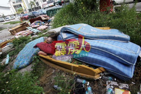 床褥、枕头等大型垃圾被丢在路旁,让人担心会引发卫生及蚊虫滋长问题。