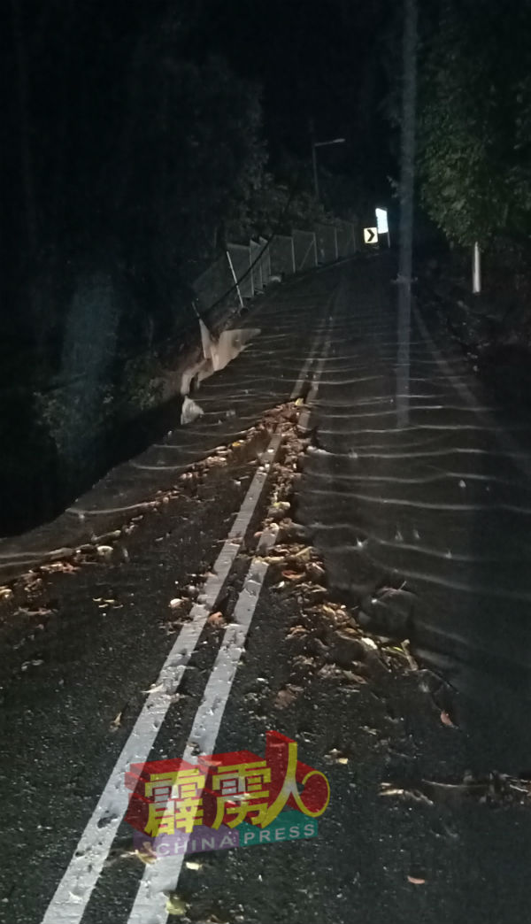 邦咯岛邦咯后海边通往直落尼巴的山路崩塌，窄小的路面靠近山涯的部分几近一半断裂。