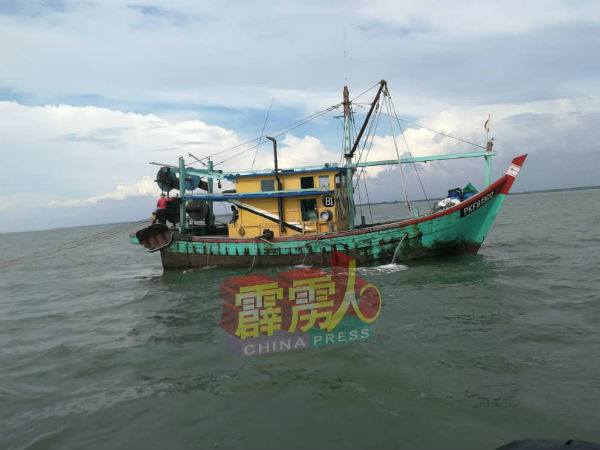 霹雳海事局扣留一艘在禁区活动的B级本地渔船。