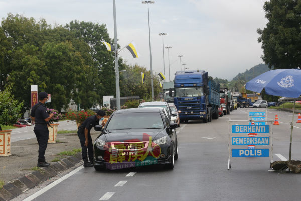 警方于霹州各跨县地界设立路检，检查来往车辆。