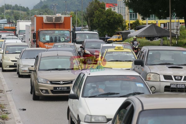 新邦波赖通往务边路大塞车，车龙长达2公里。