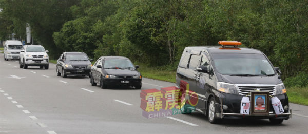 送殡车队在路检时，接受警方问话后也获准通行。