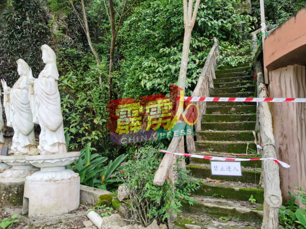 雨季来临，一些庙宇在上山的梯级掛上禁入的告示牌，以策安全。