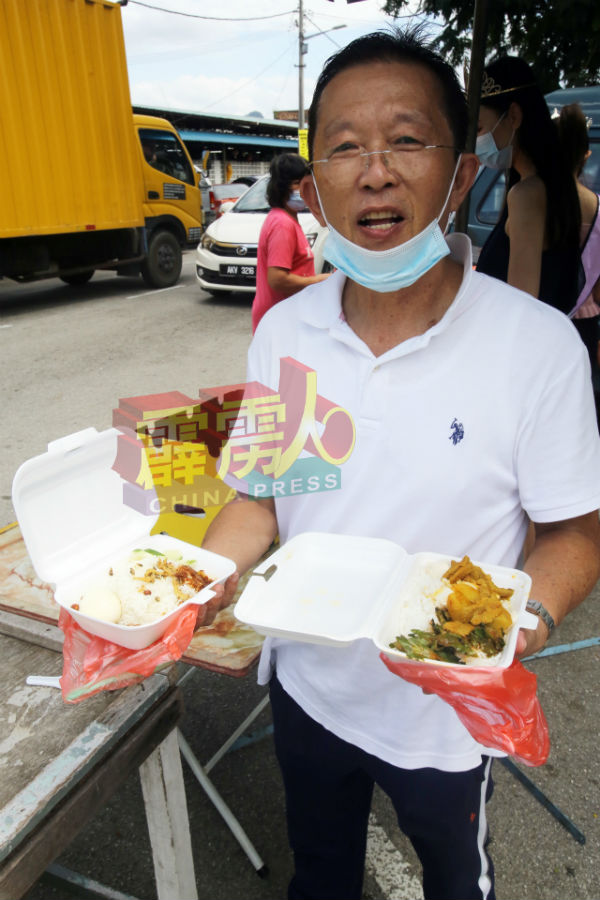 除了炒饭，当天的饭食也有椰浆饭及杂菜饭供受惠者选择。