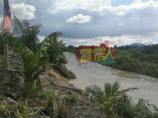事发时男童与几名朋友在泽波河河边嬉戏,不料被喘急河水冲走。
