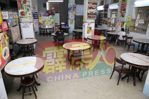 茶室内也只有几名顾客，前来享用早餐。