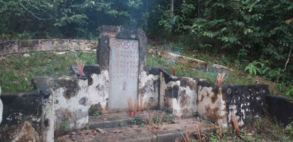 具有90年历史,纪念24名集体罹难矿工的墓碑,重见天日,更见证了当年南来先贤为家为国牺牲的辛酸史。