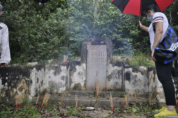一点火烧香,天空马上掉下雨滴,风亦嗖嗖;一供香鞠躬完毕,雨即停,予人苍凉之感。