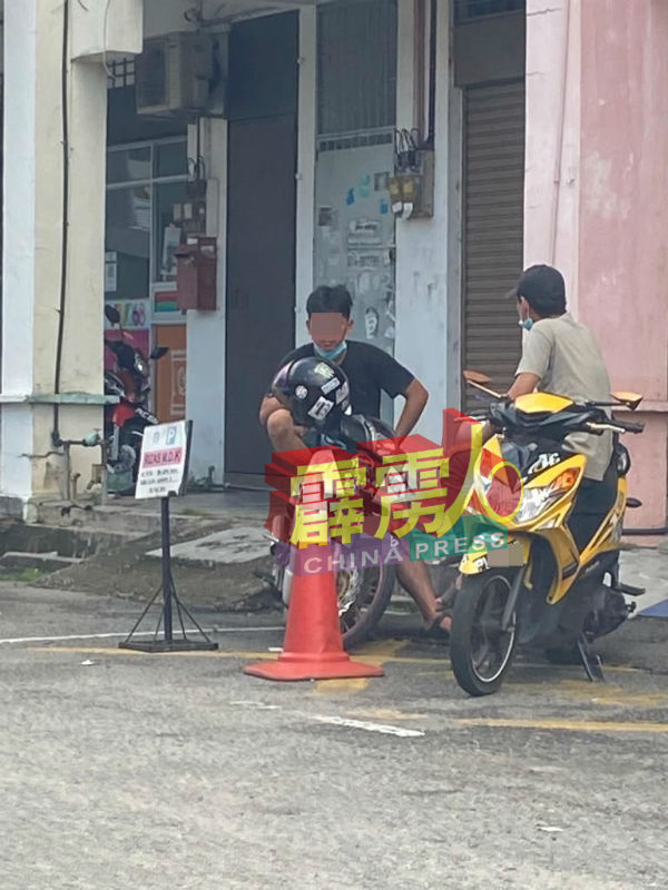 警方出示证据华青因没戴口罩坐在摩哆上闲聊,才会接罚单。