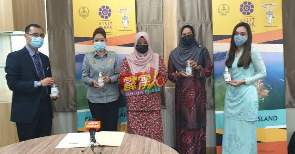 依蒂雅(右起)在诺丽见证下,移交搓手液给祖丶诺玛丽斯及费特里。