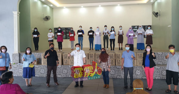 杨祖强(前排左4)颁发霹州大臣奖励金给卓越学生;前排左起为祁宝庄丶江丽玲丶阿兹占丶古玛拉莎丽丶张茂瑞丶伍淑慧及范杜才。