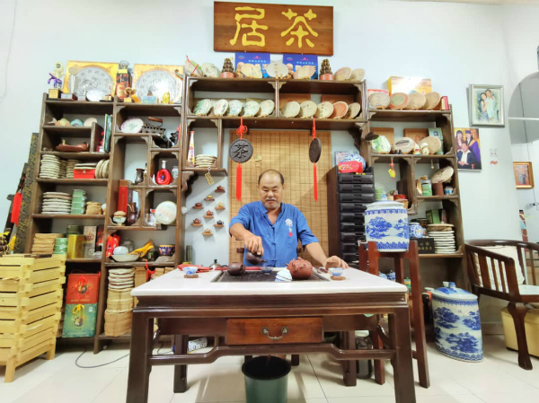 本身是木匠,陈育兴自制大茶架与小摆设摆在客厅,更有人因此出高价要全部收购。