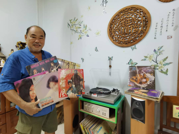 陈育兴展示他所喜爱的黑胶唱碟。