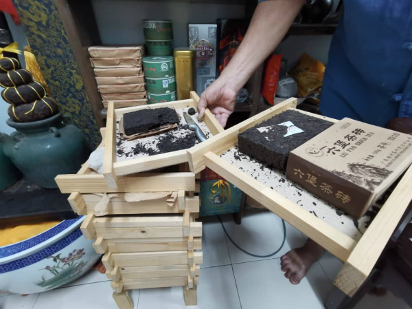 陈育兴自制小木架,方便收藏茶叶,使之通风保质。