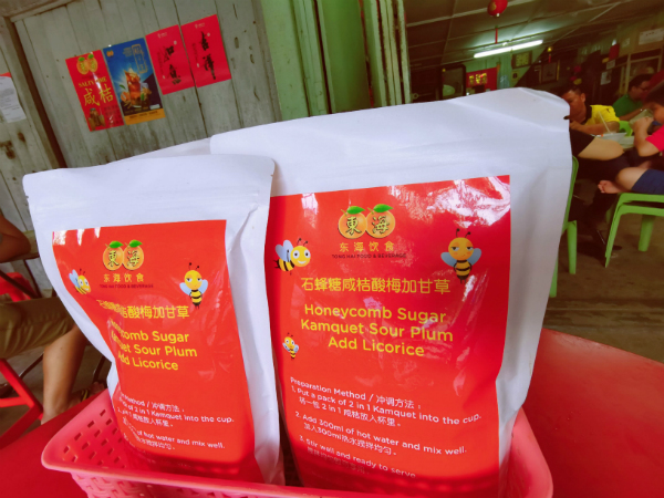 便利包装推出新口味“石蜂糖咸桔酸梅加甘草”,喝起来更甘酸清爽,深受欢迎。