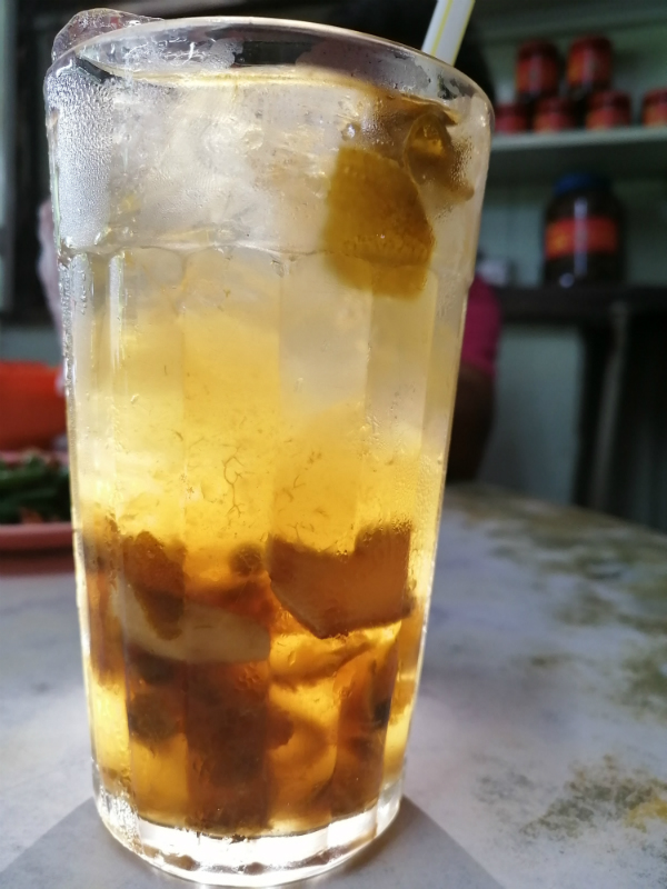 “东海茶室” 刘婆婆亲手腌 制与泡制的“咸金桔水”,深受顾客欢迎,有者更专程到来品尝。