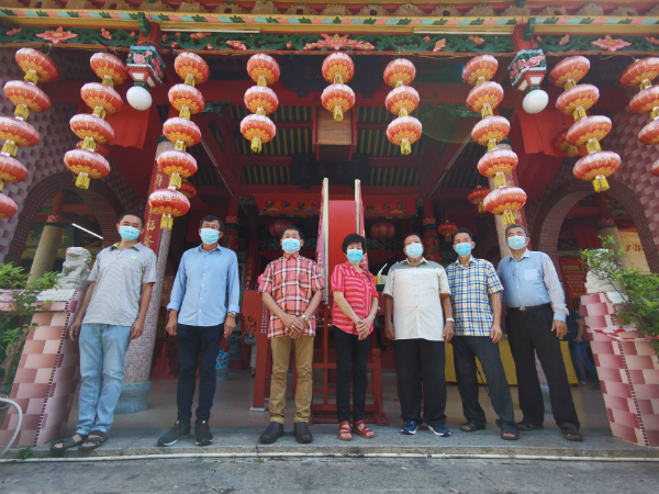 安顺福顺宫领袖在正殿前合照;左起李德源、王荣华、陈友来、尤秀英、林顺福、赖益贤及陈露添。