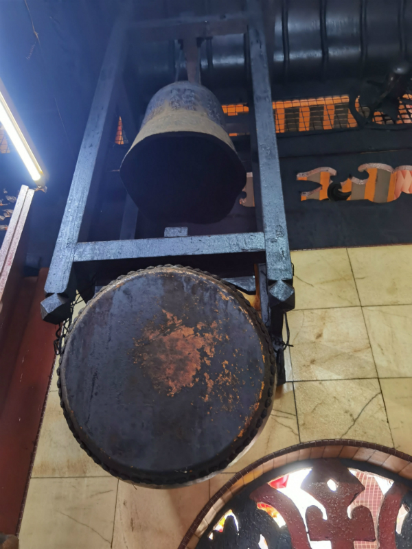 1892年制成的古钟,是庙里最古老物品之一。