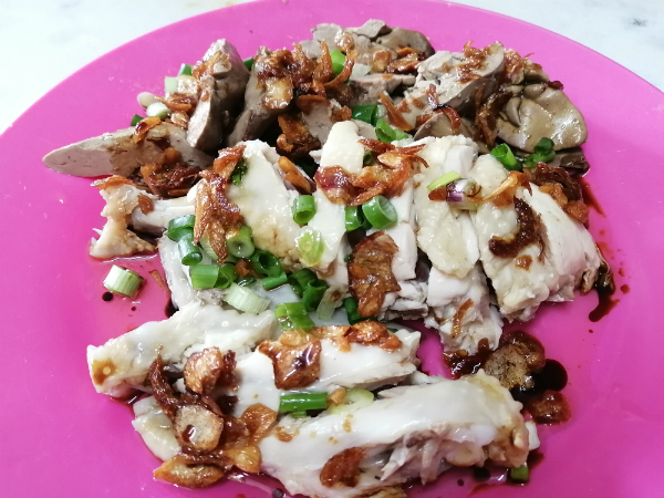 该店的“滑鸡”尤其著名，香滑惹味。