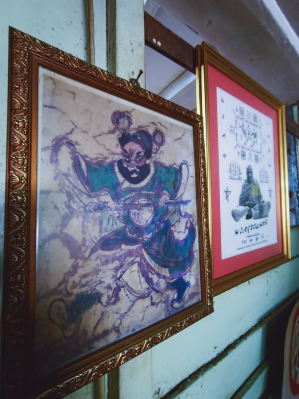 店里的钟馗画像也已有百年历史，成为古画。
