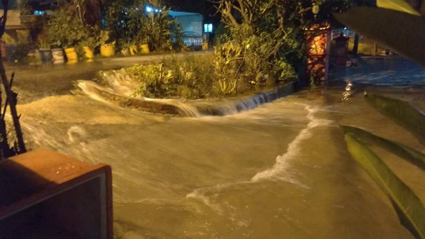 潮水湧入村民住家範圍。