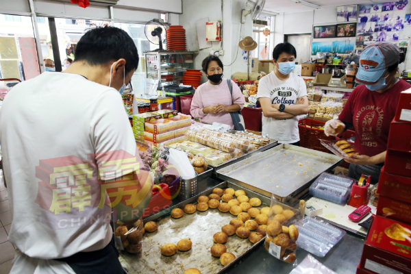 土产饼家业者确保食品包装符合卫生措施。