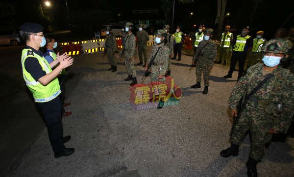 李瑞式（左）在现场与军警召开汇报会，以汇报强化管制令行动详情。