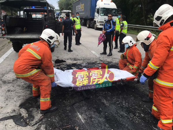 消拯员将当场惨死的摩哆骑士，交由警方查办。
