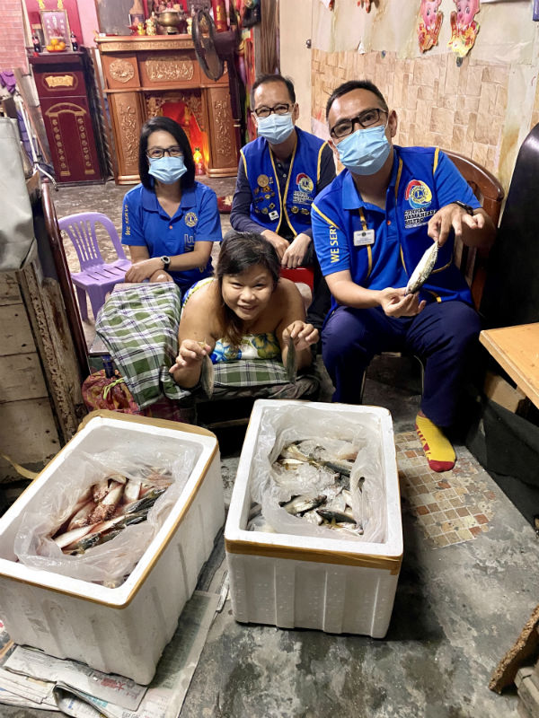 余玉清(后排左起)、箫智聪及陶世杰一同探望冯女士(前)。