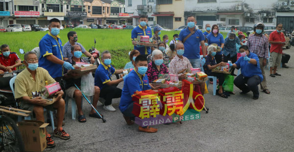 大会安排残障人士坐者等待，并由理事亲自送上物资。 