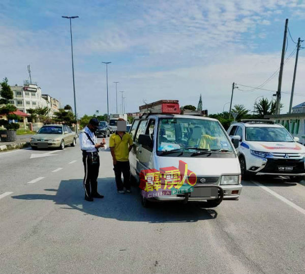 摩哆取缔行动检查途经的客货车。