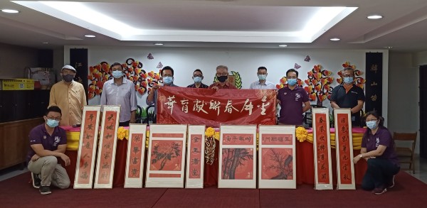 罗润强（次排左4）率领众人呼吁热心人士踊跃支持金牛春联献育华义卖会。前左起陈锦山、陈俐君、萧裕华（次排左起）、萧利华、游建新、马强森、邹文贤、张韵山（后排左起）、庄御竹。