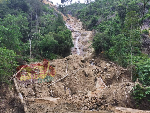 瀑布与生态遭破坏图照及视频，其实是森林保留区第16个伐木区，离地200公尺蓄水区下雨时水流湍急冲蚀泥石情况。