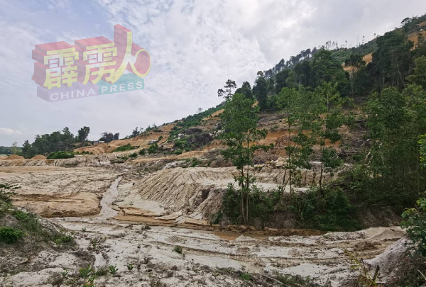 曼绒昔加里森林保留区瀑布环境无被石厂开发工程破坏，更离开采石区1公里之遥。