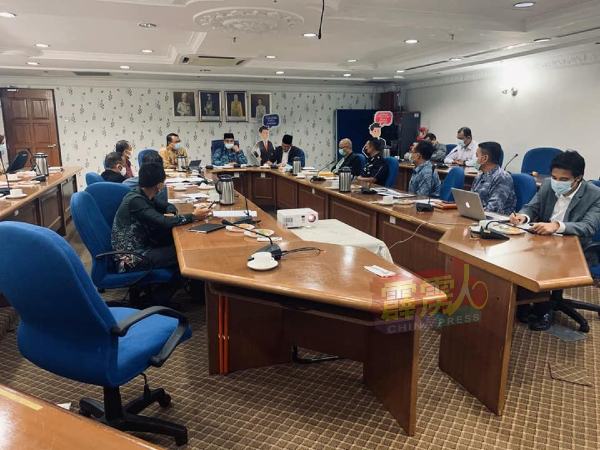 阿克马（远处中）与各部门主任开会商讨丹绒峇都瀑布遭开发工程破坏环境的问题。
