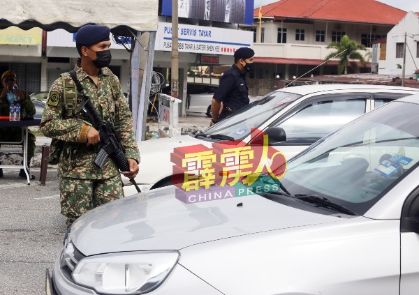 军警在路障检查有否车辆违反标准作业程序。