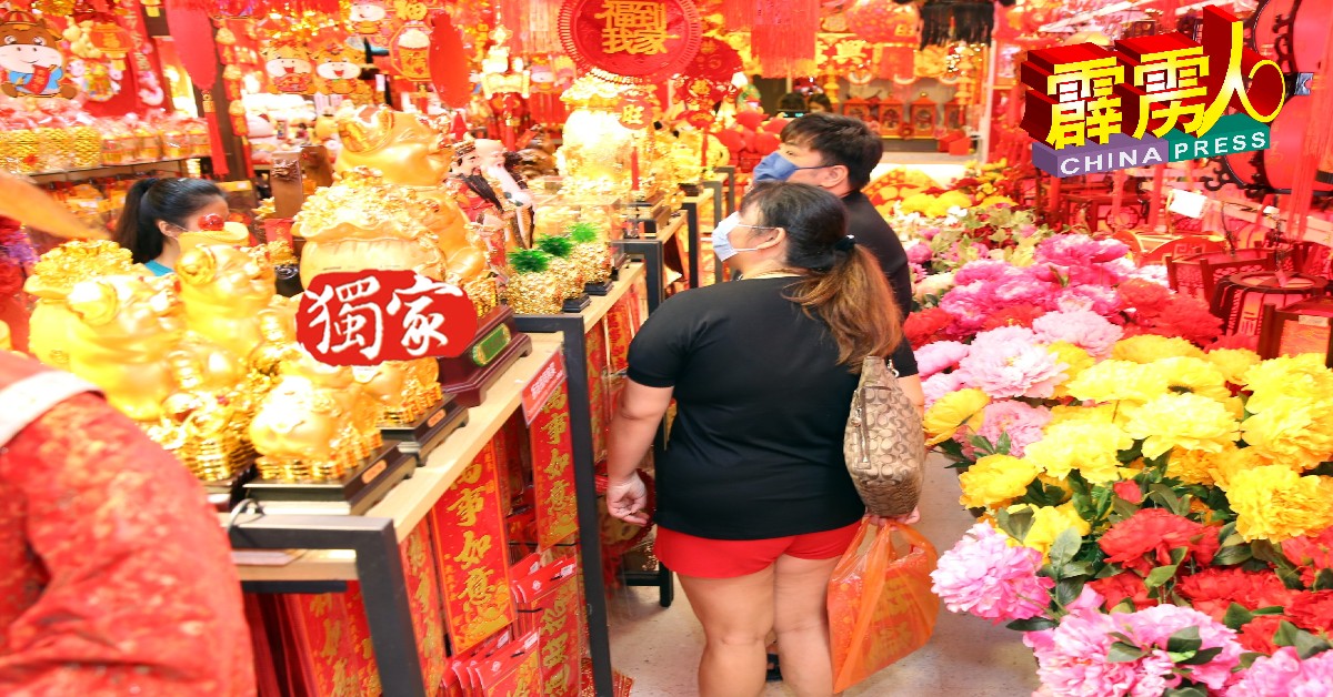 年饰品已上架，一些市民已忙着购买年饰品迎接新年，似乎不受疫情影响。