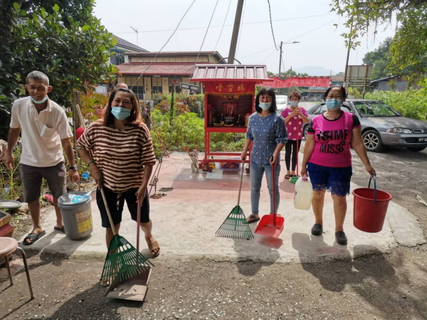 一批村民每日或数日之间，都会前来义务打理神龛及周边环境。