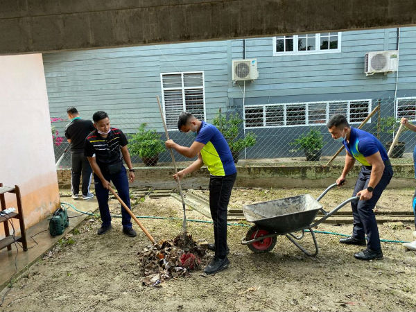 警员在受影响的灾民住家展开水灾善后工作。