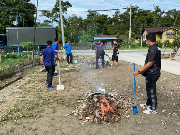 来自金宝警区的60名警员，分别前往也南新村4户家庭处，协助灾民清洗家园。