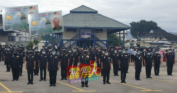 米奥（前排中）率领霹雳州各部门主任及警区主任，以在2021年交出更亮眼的成绩单。