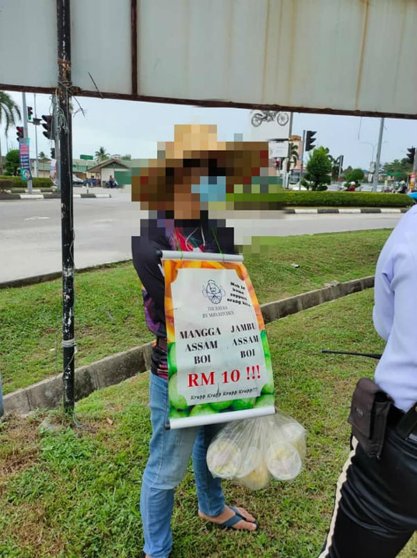 售卖芒果酸的小贩遭警察採取行动。