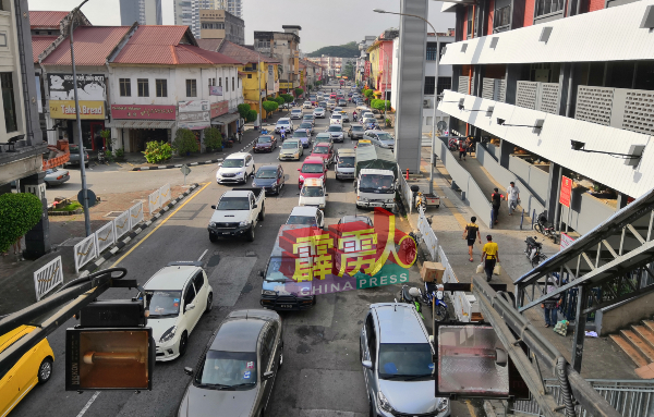 去年除夕，怡保国民街车水马龙，充满着年味。（档案照）