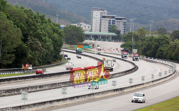 由于政府不允国人在行动管制令期间跨州跨县，以致南北大道没有出现返乡车潮，道路情况通畅无阻。