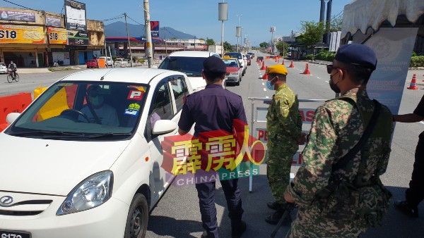 位於江沙路的路障虽没大排长龙，但也有川流不息的车辆。