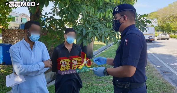 外劳被警察警告后，也记下他们的名字。