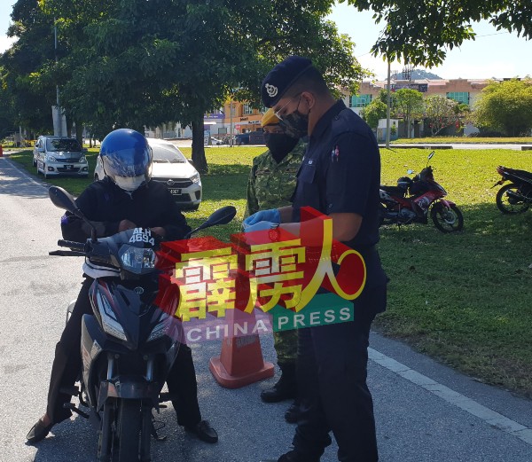 警察检查摩哆骑士的大马卡上的地址，以确实骑士前往的地方，是否在规定中的10公里范围内。