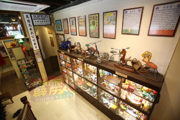 底楼展示数展示橱柜，收藏了许多旧时的童玩。